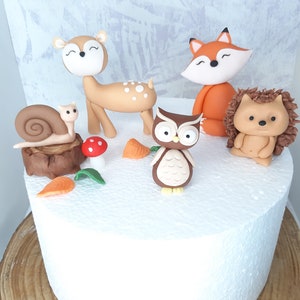 Cake decoration: forest animals made of fondant