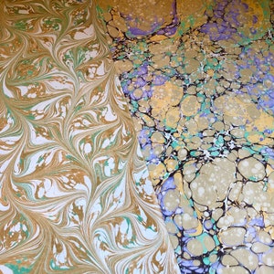 Peut inclure: Deux feuilles de papier marbré avec des motifs tourbillonnants dans des tons de vert, marron, blanc et violet.