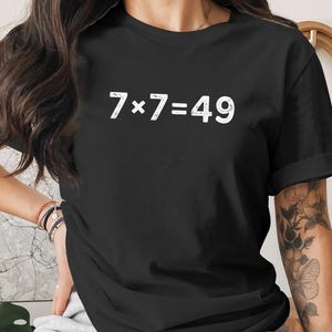 Camiseta con meme 7x7=49 – Camiseta con humor sarcástico