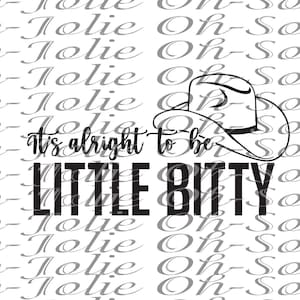 Peut inclure: Conception graphique en noir et blanc avec un chapeau de cowboy et le texte "It's alright to be little bitty". L'arrière-plan est un motif répété du texte "Oh-So-Jolie".