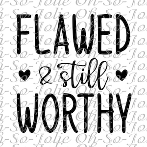 Op de afbeelding: Zwarte tekst op een witte achtergrond met de tekst "FLAWED & still WORTHY" met hartsymbolen. De woorden zijn geschreven in een mix van vette en scriptlettertypen. De achtergrond heeft een herhalend patroon van de woorden "Oh-So-Jolie".