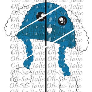 Può includere: Una medusa blu dei cartoni animati con grandi occhi neri e una bocca sorridente. La medusa ha accenti bianchi e soffici e lunghi tentacoli blu. Il testo "Oh-So-Jolie" è ripetuto intorno alla medusa.