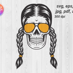 Puede incluir: Una ilustración en blanco y negro de una calavera con gafas de sol y cabello trenzado. La calavera lleva gafas de sol amarillas.