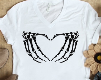 Camiseta de Halloween con cuello en V y corazón de esqueleto, camiseta retro de Halloween con esqueleto, regalo de Halloween, camiseta vintage de cuello en V con esqueleto, camiseta de otoño con esqueleto