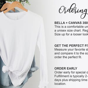 Op de afbeelding: Een witte longsleeve met een knoop in de taille, hangend aan een houten hanger met een spijkerblouse. Tekst aan de rechterkant geeft besteltips, inclusief informatie over maten en pasvorm.