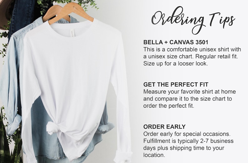 Op de afbeelding: Een witte longsleeve met een knoop in de taille, hangend aan een houten hanger met een spijkerblouse. Tekst aan de rechterkant geeft besteltips, inclusief informatie over maten en pasvorm.