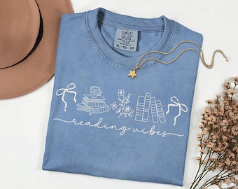 Camisa de lectura Comfort Colors® con dibujos de libros y lazos coquetos