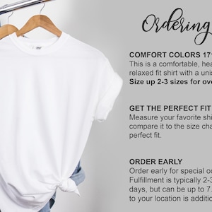 K&ouml;nnte beinhalten: Ein wei&szlig;es T-Shirt h&auml;ngt an einem Kleiderb&uuml;gel, dahinter ein blaues Jeanshemd und ein brauner Hut. Oben im Bild steht der Text "Ordering Tips". Unter dem Titel steht der Text "COMFORT COLORS 1717". Der Text darunter lautet: "This is a comfortable, heavyweight, relaxed fit shirt with a unisex size chart. Size up 2-3 sizes for oversized looks." Darunter steht der Text "GET THE PERFECT FIT". Der Text darunter lautet: "Measure your favourite shirt at home and compare it to the size chart to order the perfect fit." Darunter steht der Text "ORDER EARLY". Der Text darunter lautet: "Order early for special occasions. Fulfillment is typically 2-3 business days, but can be up to 7. Shipping time to your location is additional."