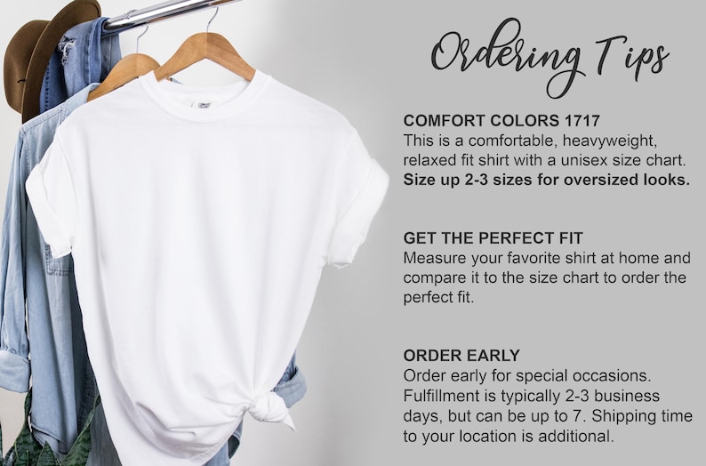 K&ouml;nnte beinhalten: Ein wei&szlig;es T-Shirt h&auml;ngt an einem Kleiderb&uuml;gel, dahinter ein blaues Jeanshemd und ein brauner Hut. Oben im Bild steht der Text "Ordering Tips". Unter dem Titel steht der Text "COMFORT COLORS 1717". Der Text darunter lautet: "This is a comfortable, heavyweight, relaxed fit shirt with a unisex size chart. Size up 2-3 sizes for oversized looks." Darunter steht der Text "GET THE PERFECT FIT". Der Text darunter lautet: "Measure your favourite shirt at home and compare it to the size chart to order the perfect fit." Darunter steht der Text "ORDER EARLY". Der Text darunter lautet: "Order early for special occasions. Fulfillment is typically 2-3 business days, but can be up to 7. Shipping time to your location is additional."