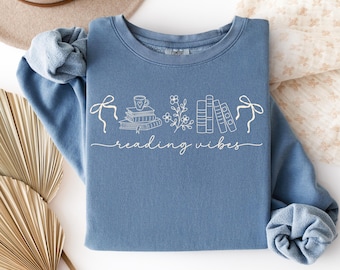 Camisa de lectura Comfort Colors® con dibujos de libros y lazos coquetos