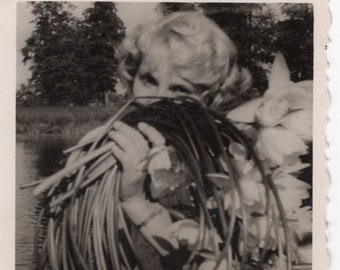 Dame mit Seerosen, Vintage-Schnappschuss gefunden