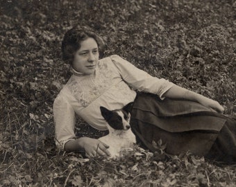 Dame met haar hond, jaren 1900, antieke foto, RPPC