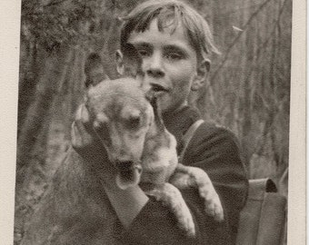 Garçon avec son meilleur ami, photo trouvée