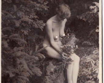 Femme nue sur un rocher avec des fleurs, années 1920, photo d'art vintage, photographe anonyme