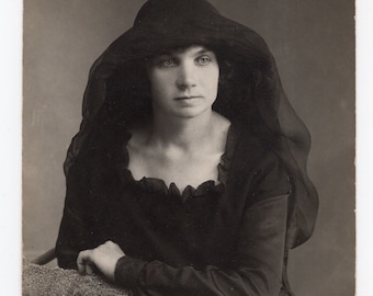 Frauenbildnis im Trauerkleid, Vintage Foto
