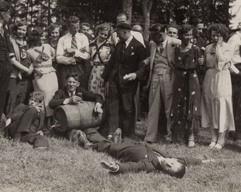 Man overdosis bier, grappige vintage foto, gevonden foto jaren dertig, RPPC.