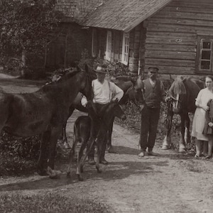 Réunion de famille avec des chevaux, années 1930. photo d'époque