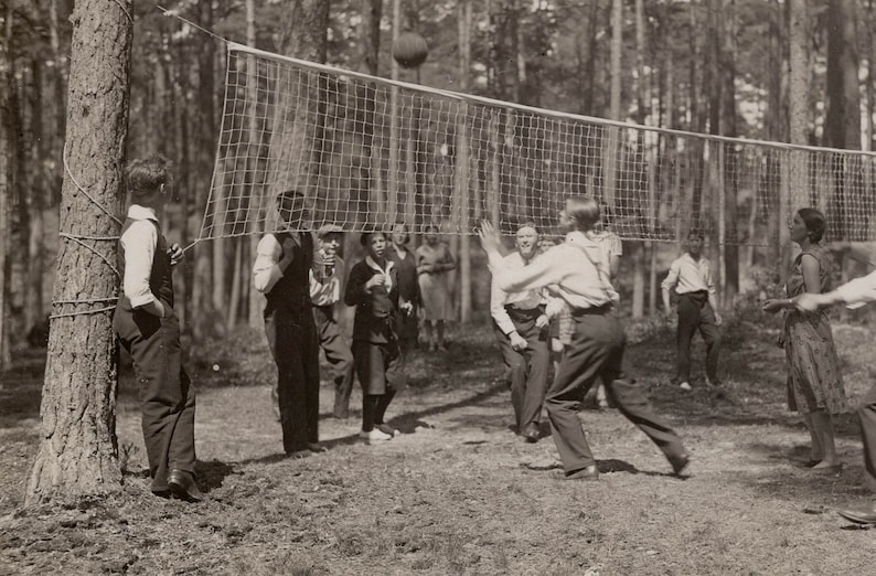 Jeu de volley-ball en costume, années 1920, photo vintage - France
