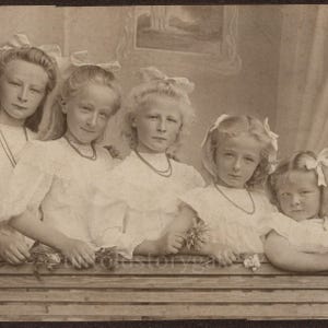 5 Schwestern mit Blumen, 1900, Antikes Foto, CdV