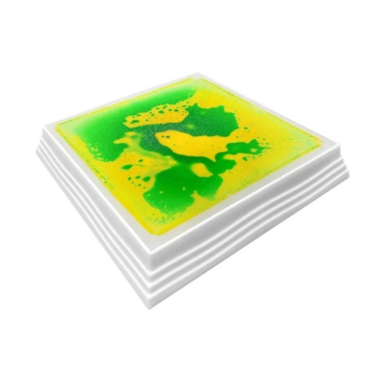 Może przedstawiać: Kwadratowa zabawka sensoryczna z białą ramką i zielono-ż&oacute;łtą cieczą w środku. Ciecz porusza się i tworzy bąbelki.