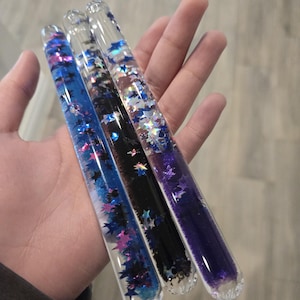 Baguette magique scintillante | Tube sensoriel, Bouteille sensorielle, Mouvement de liquide, Tube scintillant, Jouet de bureau, Jeu de simulation