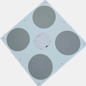 Może przedstawiać: Biała kwadratowa mata do tańca z czterema szarymi okrągłymi podkładkami. Mata ma komorę baterii na g&oacute;rze.