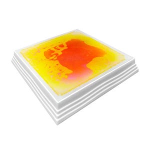 Może przedstawiać: Kwadratowa, biała rama z wieloma warstwami, w kt&oacute;rej znajduje się ż&oacute;łty i pomarańczowy płyn. Płyn ma wirujący wz&oacute;r i przejście kolorystyczne od czerwonego, przez pomarańczowy, do ż&oacute;łtego.