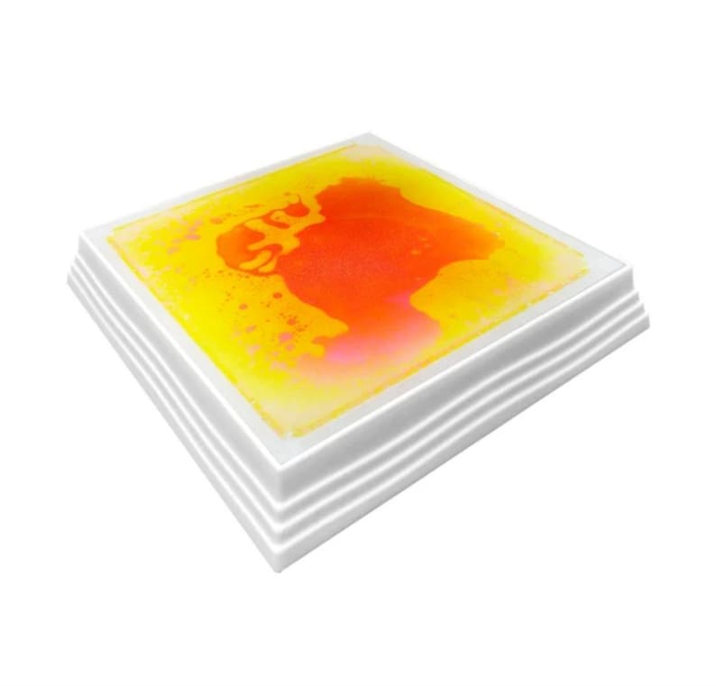 Może przedstawiać: Kwadratowa, biała rama z wieloma warstwami, w kt&oacute;rej znajduje się ż&oacute;łty i pomarańczowy płyn. Płyn ma wirujący wz&oacute;r i przejście kolorystyczne od czerwonego, przez pomarańczowy, do ż&oacute;łtego.