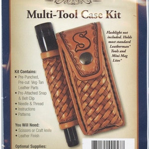 Może przedstawiać: Zestaw do tworzenia skórzanego etui na wielofunkcyjne narzędzia z wstępnie dziurkowanym i wyciętym wzorem. Zestaw zawiera zatrzask i klips do paska, igłę i nić, instrukcje i wzory. Jest przeznaczony do przechowywania większości standardowych narzędzi Leatherman i Mini Mag Lites. C4180 Tworzy 1