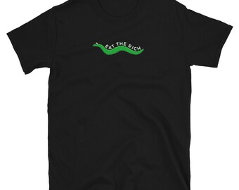 Essen Sie das reiche T-Shirt | Grüner antikapitalistischer Wurm auf einer | Gildan 64000 T-Shirt