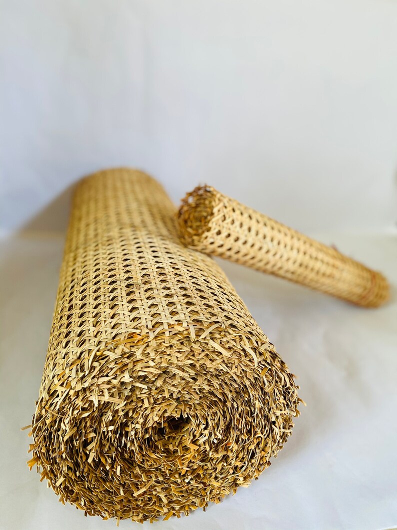 Pode incluir: Dois rolos de tecido de vime natural, um material tecido usado para assentos de cadeiras e outros estofados de m&oacute;veis. Os rolos s&atilde;o feitos de vime natural de cor castanho claro e s&atilde;o enrolados firmemente.