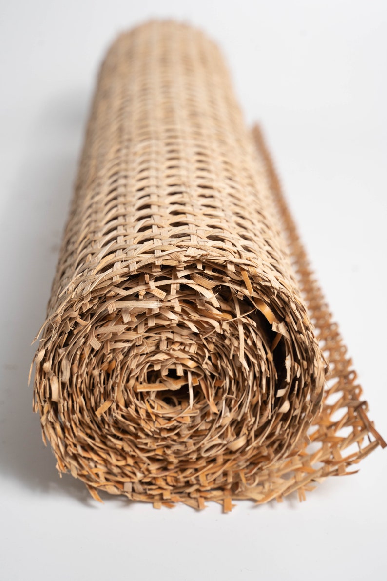 Pode incluir: Um rolo de tecido de vime natural, um material tecido frequentemente usado para assentos de cadeiras e outros projetos de m&oacute;veis.