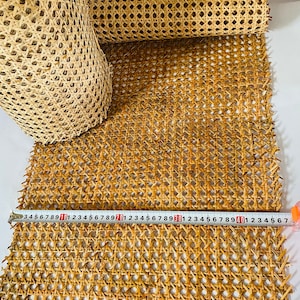 Pode incluir: Um rolo de tecido de cana natural, tamb&eacute;m conhecido como cannage, para assentos e encostos de cadeiras. O tecido &eacute; tecido em um padr&atilde;o de diamante e tem 76 cm de largura. Uma fita m&eacute;trica est&aacute; inclu&iacute;da para mostrar a largura.