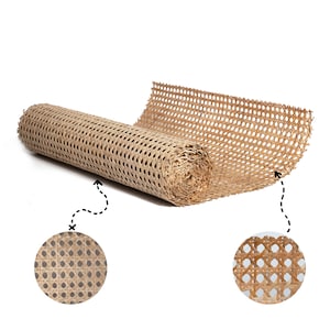 Pode incluir: Um rolo de tecido de vime natural, um tipo de material tecido usado para estofar m&oacute;veis e outros trabalhos manuais. O tecido &eacute; mostrado enrolado e desenrolado, com imagens de close-up do padr&atilde;o de tecido.