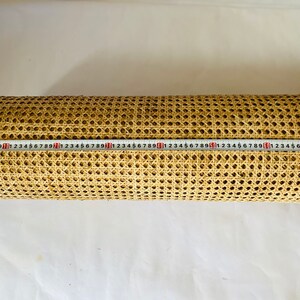 Pode incluir: Um rolo de tecido de vime natural medindo 76 cm de comprimento. O tecido &eacute; tecido em um padr&atilde;o de diamante e &eacute; comumente usado para estofamento e reparo de m&oacute;veis.