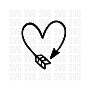 Puede incluir: Una ilustración en blanco y negro de una flecha que atraviesa un corazón. La flecha tiene un diseño simple con una cola de plumas.