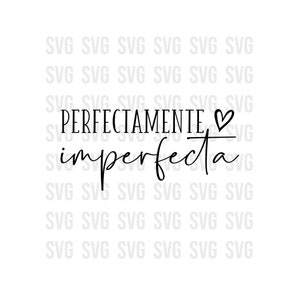 Könnte beinhalten: Schwarz-weißer Kalligraphietext auf weißem Hintergrund. Der Text lautet "PERFECTAMENTE imperfecta" mit einem kleinen Herzsymbol über dem Wort "imperfecta".