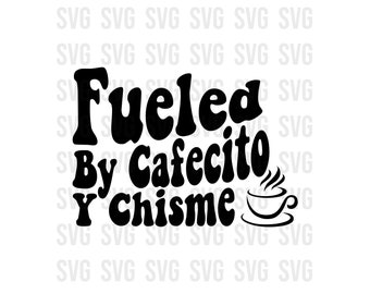 Napędzane przez Cafecito y Chisme Svg, Funny Svg, Latina Svg, Cafe Svg, Chisme Svg, Gossip Svg, humor Svg, hiszpańskie cytaty Svg, png, plik cyfrowy
