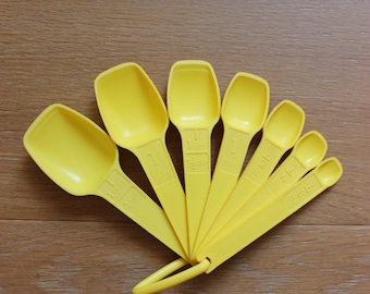 Vintage Tupperware Measuring Spoon Set Retro Yellow - 1970s Kitchen - FULL SET
