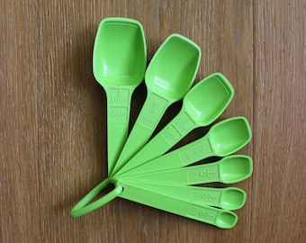 Classic Tupperware Measuring Spoon Set Avocado Green - 1970s Kitchen - FULL SET