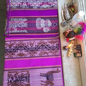 Puede incluir: Dos textiles tejidos con intrincados patrones geom&eacute;tricos en tonos de morado, marr&oacute;n y blanco. Los textiles presentan dise&ntilde;os tradicionales andinos, incluyendo llamas y otros motivos animales.