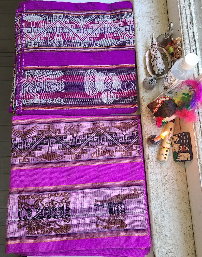 Puede incluir: Dos textiles tejidos con intrincados patrones geom&eacute;tricos en tonos de morado, marr&oacute;n y blanco. Los textiles presentan dise&ntilde;os tradicionales andinos, incluyendo llamas y otros motivos animales.