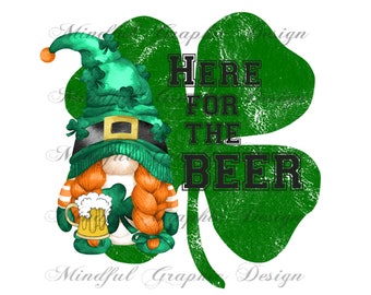 Puede incluir: Un trébol verde con un duende sosteniendo una jarra de cerveza. El trébol tiene el texto "Here for the Beer".