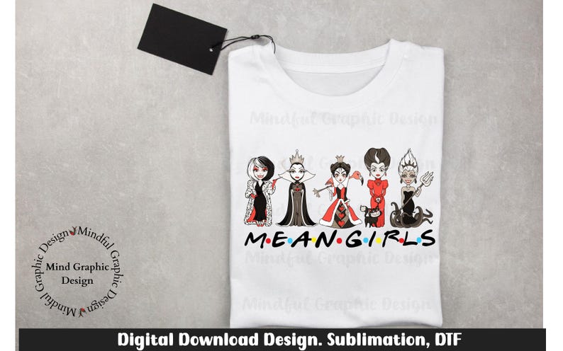 Puede incluir: Camiseta blanca con un gr&aacute;fico de villanas de Disney vestidas como los personajes de la pel&iacute;cula Mean Girls. El texto "MEAN GIRLS" est&aacute; impreso debajo de los personajes.