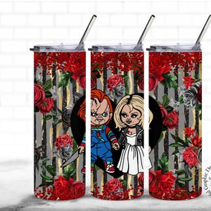 Puede incluir: Tres vasos de acero inoxidable con fondo a rayas blanco y negro y rosas rojas. Los vasos presentan un gráfico de Chucky y Tiffany de la serie de películas de terror Child's Play.