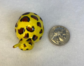 Figura de gato con estampado de guepardo