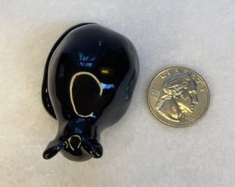 Pequeño gato de cerámica negra