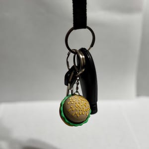 Burger Fidget Clicker Keychain – Cute Cheeseburger Sensory Toy | Stress Relief Key Ring | Multi-Color or Solid Print | Fun Gift for Foodies!