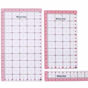 Puede incluir: Conjunto de cinco reglas rosas y blancas con l&iacute;neas de cuadr&iacute;cula. Las reglas miden 3,8 cm por 16,5 cm, 6,4 cm por 11,4 cm, 8,9 cm por 16,5 cm, 11,4 cm por 21,6 cm y 14 cm por 26,7 cm.