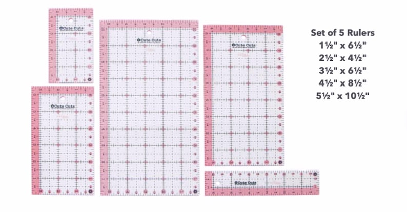 Puede incluir: Conjunto de cinco reglas rosas y blancas con l&iacute;neas de cuadr&iacute;cula. Las reglas miden 3,8 cm por 16,5 cm, 6,4 cm por 11,4 cm, 8,9 cm por 16,5 cm, 11,4 cm por 21,6 cm y 14 cm por 26,7 cm.